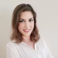 Kl. Psk. Özge Devezer Uslu — Psikoloji. Portre fotoğrafı.