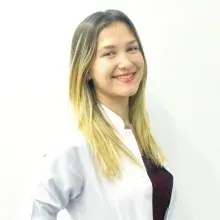 Dt. İrem Yedikaya — Diş Hekimi, Antalya. Portre fotoğrafı.