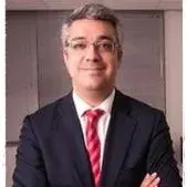 Op. Dr. İlkay Hüthüt — Plastik Rekonstrüktif Ve Estetik Cerrahi, İstanbul. Portre fotoğrafı.