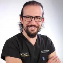 Uzm. Dr. Hüseyin Aslantürk — Antalya. Portre fotoğrafı.