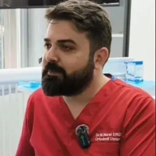 Dr. Dt. Murat Erüz — Ortodonti, İzmir. Portre fotoğrafı.