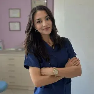 Dt. Zeynep Helli Taşçı — Diş Hekimi, İstanbul. Portre fotoğrafı.