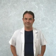 Uzm. Dr. Gökhan Gürül — Sertifikalı Medikal Estetik, İstanbul. Portre fotoğrafı.
