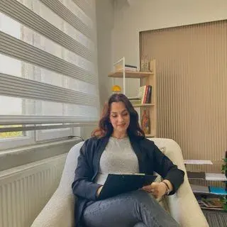 Psk. Dan. Canan Tekin Genç — Bursa. Portre fotoğrafı.