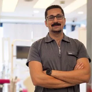 Dt. Mehmet Altun — Diş Hekimi, İstanbul. Portre fotoğrafı.