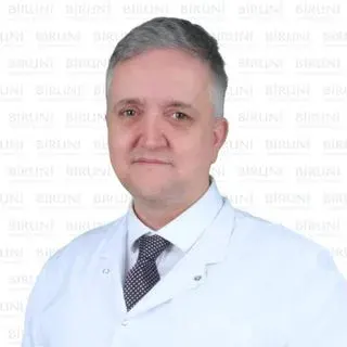 Prof. Dr. İlker Tolga Özgen — Çocuk Endokrinolojisi, Küçükçekmece, İstanbul. Portre fotoğrafı.
