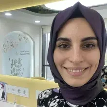 Uzm. Dt. Cansu Sarıyıldız — Çocuk Diş Hekimliği (Pedodonti), Diyarbakır. Portre fotoğrafı.