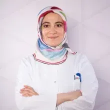 Op. Dr. Afra Karavelioğlu — Çocuk Cerrahisi, Denizli. Portre fotoğrafı.