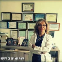 Uzm. Dr. Zeynep Pınar — Psikiyatri, Şişli, İstanbul. Portre fotoğrafı.