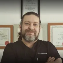 Op. Dr. Gürler Akınbıngöl — Plastik Rekonstrüktif Ve Estetik Cerrahi, İstanbul. Portre fotoğrafı.