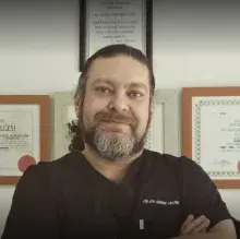 Op. Dr. Gürler Akınbıngöl — Plastik Rekonstrüktif Ve Estetik Cerrahi, İstanbul. Portre fotoğrafı.