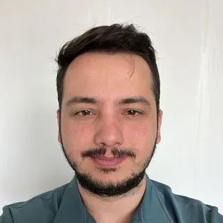 Dt. Oktay Çetinkaya — Diş Hekimi, Bursa. Portre fotoğrafı.