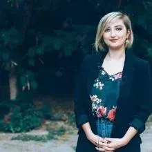 Dyt. Özge Aykır — Diyetisyen, İzmir. Portre fotoğrafı.