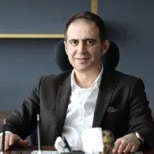 Doç. Dr. Fatih Tekin — Plastik Rekonstrüktif Ve Estetik Cerrahi, Ankara. Portre fotoğrafı.