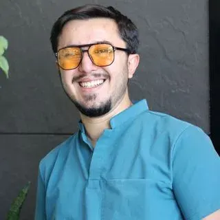 Dt. Mehmet Emre Kaya — Diş Hekimi, Şahinbey, Gaziantep. Portre fotoğrafı.