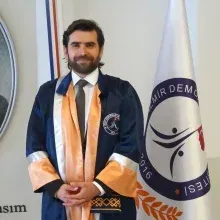 Doç. Dr. Sercan Aydın — Göğüs Cerrahisi, Buca, İzmir. Portre fotoğrafı.