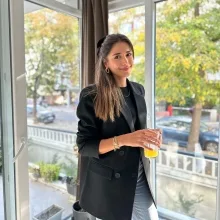 Psk. İrem Uzuncaova — Psikoloji, İstanbul. Portre fotoğrafı.