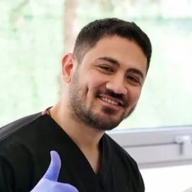 Dt. Burhan Yaman — Diş Hekimi, İstanbul. Portre fotoğrafı.