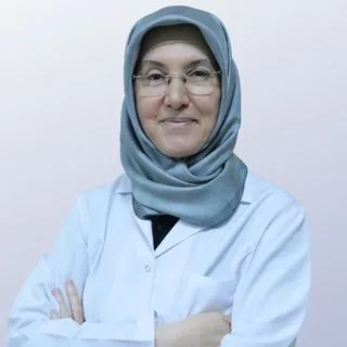 Uzm. Dr. Özgür Hoşgör Boyraz — Dermatoloji, Üsküdar, İstanbul. Portre fotoğrafı.