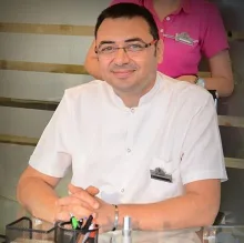 Dt. Timur Karazincir — Diş Hekimi, Seyhan, Adana. Portre fotoğrafı.