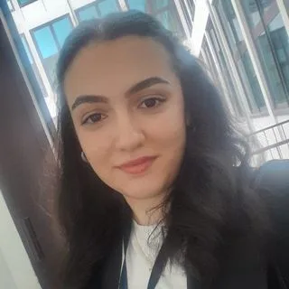 Dkt. Esra Koyun — Dil ve Konuşma Terapisi, Bayrampaşa, İstanbul. Portre fotoğrafı.