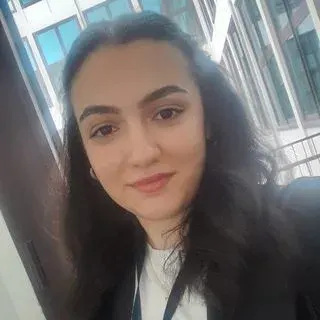 Dkt. Esra Koyun — Dil ve Konuşma Terapisi, Bayrampaşa, İstanbul. Portre fotoğrafı.