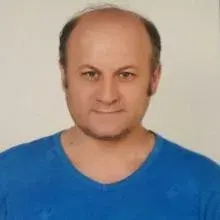 Dt. Kenan Gültoprak — Diş Hekimi, İzmir. Portre fotoğrafı.