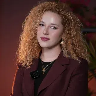 Psk. Ecem Melis Acar — Psikoloji, Bayraklı, İzmir. Portre fotoğrafı.