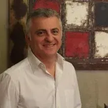 Uzm. Dr. Vefa Gönenç — Dermatoloji, İstanbul. Portre fotoğrafı.