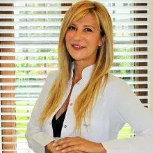 Uzm. Dr. Ömür Tekeli — Dermatoloji, İstanbul. Portre fotoğrafı.
