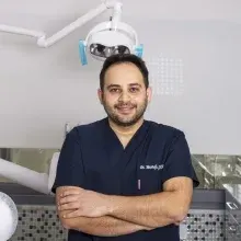 Dt. Mustafa Şahin — Diş Hekimi, Antalya. Portre fotoğrafı.
