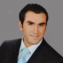Op. Dr. Engin Öcal — Plastik Rekonstrüktif Ve Estetik Cerrahi, İstanbul. Portre fotoğrafı.