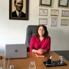 Uzm. Dr. Nihal Solakoğlu — Çocuk Sağlığı Ve Hastalıkları, Balıkesir. Portre fotoğrafı.