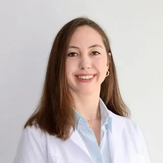 Dr. Öğr. Üyesi Pınar Gezer — Diş Hekimi, İstanbul. Portre fotoğrafı.