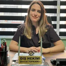 Dt. Şevval Topkarcı — Diş Hekimi, İstanbul. Portre fotoğrafı.