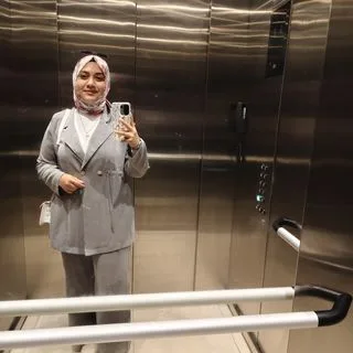 Fzt. zeliha deniz — Fizyoterapi ve rehabilitasyon. Portre fotoğrafı.