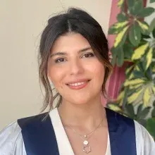Dr. Öğr. Üyesi İzel Karadede — Çocuk Diş Hekimliği (Pedodonti), İstanbul. Portre fotoğrafı.