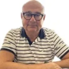 Prof. Dr. Tayfun Günbay — Konak, İzmir. Portre fotoğrafı.