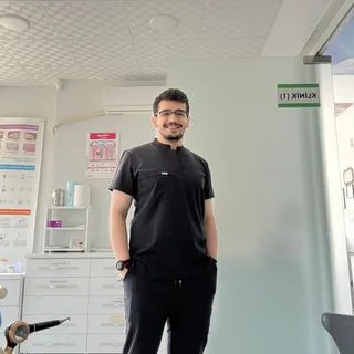 Dt. Tufan Temür — Diş Hekimi, İstanbul. Portre fotoğrafı.