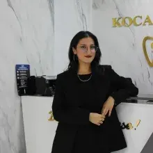 Dt. Ayça Korkmaz — Diş Hekimi, İzmit, Kocaeli. Portre fotoğrafı.