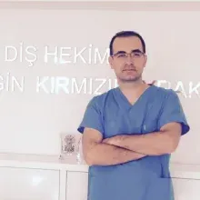 Dt. Sezgin Kırmızıbayrak — Diş Hekimi, İzmir. Portre fotoğrafı.