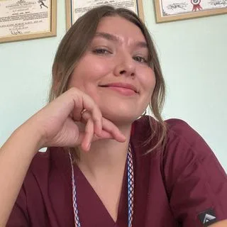 Fzt. Ayşe Gül Dertli — Fizyoterapi Ve Rehabilitasyon, Çanakkale. Portre fotoğrafı.