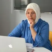 Emine Erikel — Aile Danışmanlığı. Portre fotoğrafı.