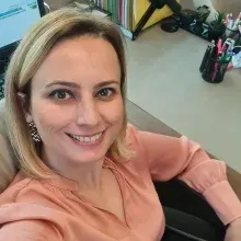 Doç. Dr. Çiğdem Yektaş — Çocuk ve Ergen Psikiyatrisi, İstanbul. Portre fotoğrafı.