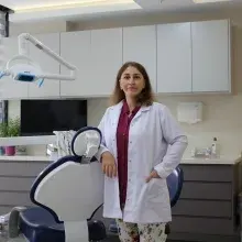 Doç. Dr. Ümmühan Tozoğlu — Konyaaltı, Antalya. Portre fotoğrafı.