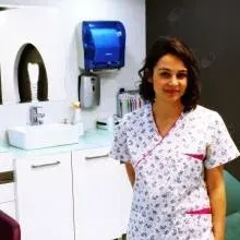 Uzm. Dr. Elif Atila — Çocuk Diş Hekimliği (Pedodonti), İzmir. Portre fotoğrafı.