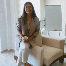 Uzm. Psk. Büşra Demirhan Avcı — Psikoloji, Aydın. Portre fotoğrafı.
