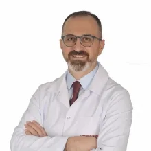 Uzm. Dr. Miraç Ergen — Çocuk Sağlığı Ve Hastalıkları, İstanbul. Portre fotoğrafı.