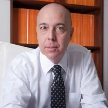 Prof. Dr. Osman H. Develioğlu — Kadın Hastalıkları Ve Doğum, Bursa. Portre fotoğrafı.