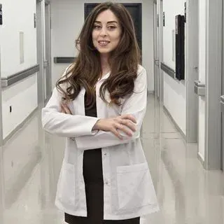 Op. Dr. Samira Özkara — Kulak Burun Boğaz, İzmir. Portre fotoğrafı.
